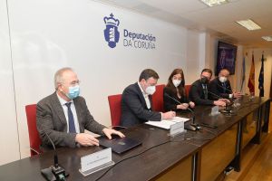 O alcalde de Santiago, xunto cos da Coruña e Ferrol, asinou o convenio co pesidente da Deputación
