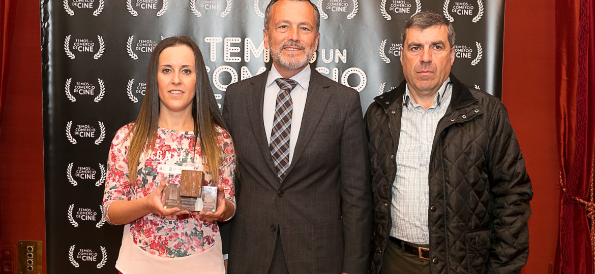 O alcalde entregou o premio ao Comercio Veterano a Deportes Cibeira