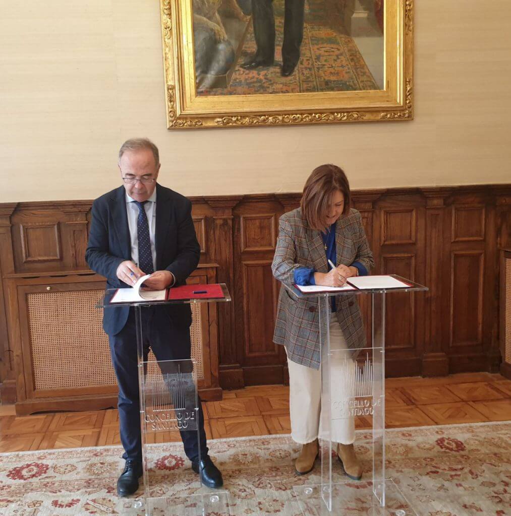 O alcalde de Santiago asinando o convenio