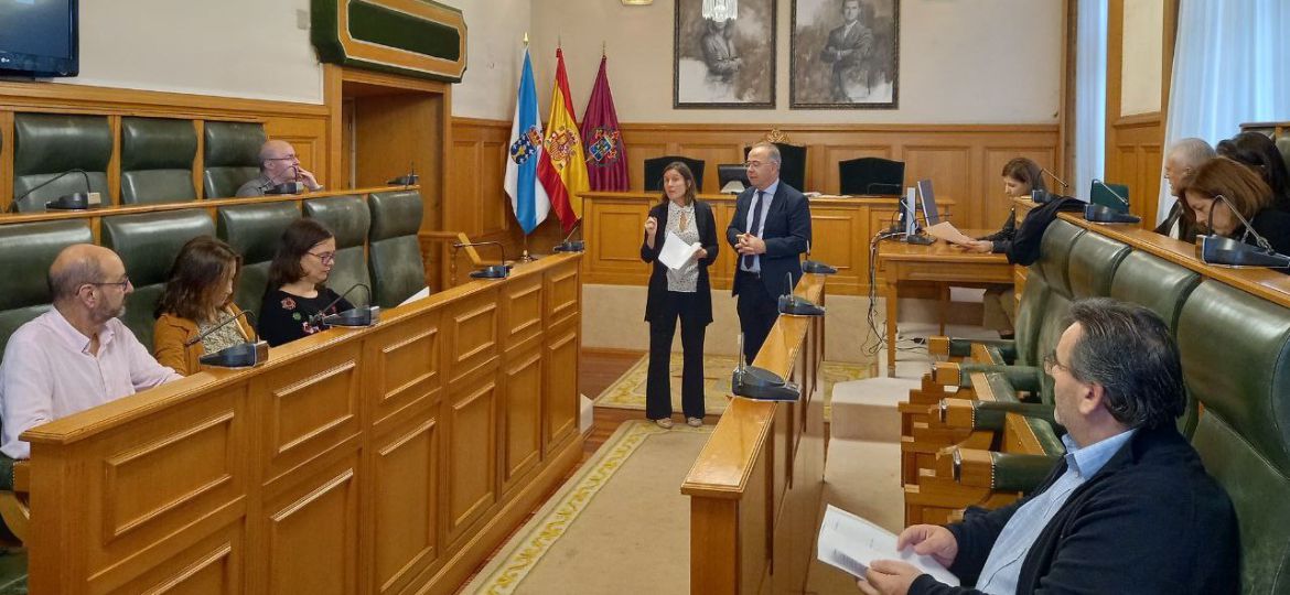 Xuntanza do alcalde e a técnica Lucía Castro cos comerciantes composteláns